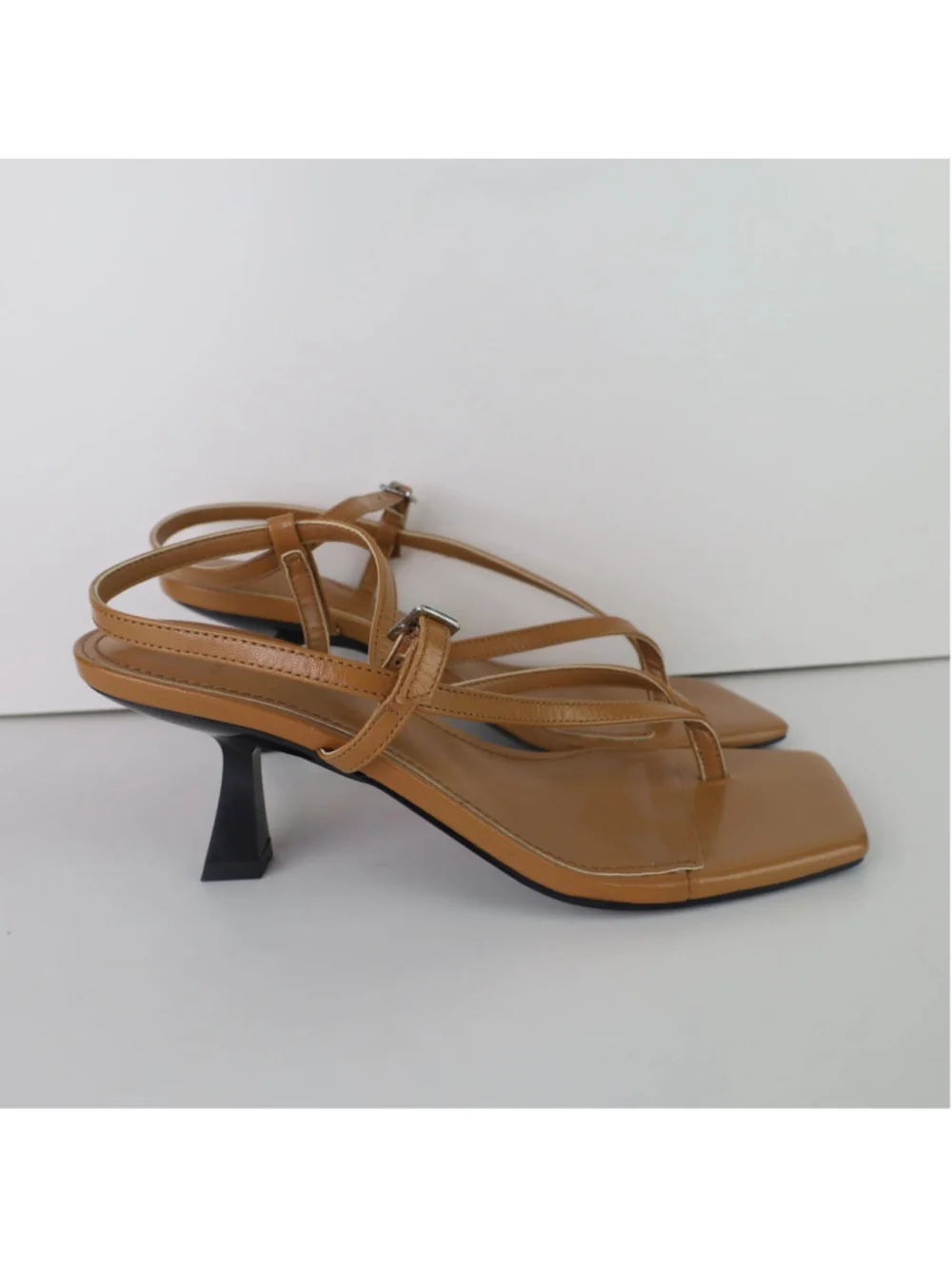 Marc Fisher LTD Calinda Sandals 5.5M Medium Natural Leather Thong Heels 0480
